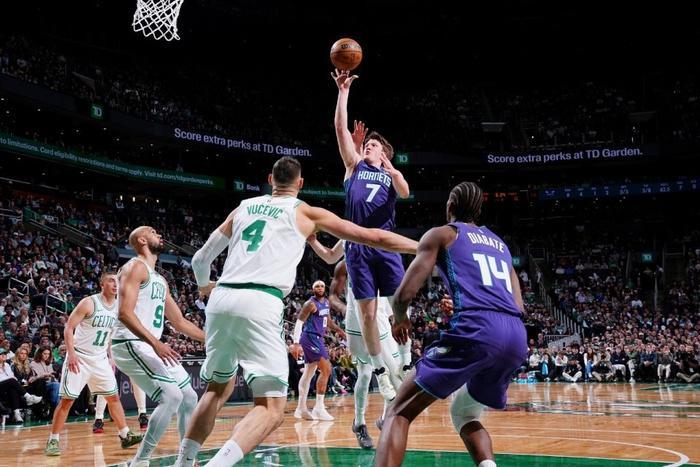 乐鱼官网-1战轰进29个三分球！黄蜂大胜凯尔特人，证明湖人的1个操作太关键