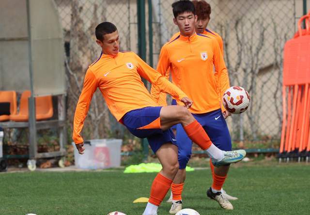 乐鱼网站-依木兰+陈泽仕双线报名,彭啸只踢中超 泰山又1老将离队 转投中冠