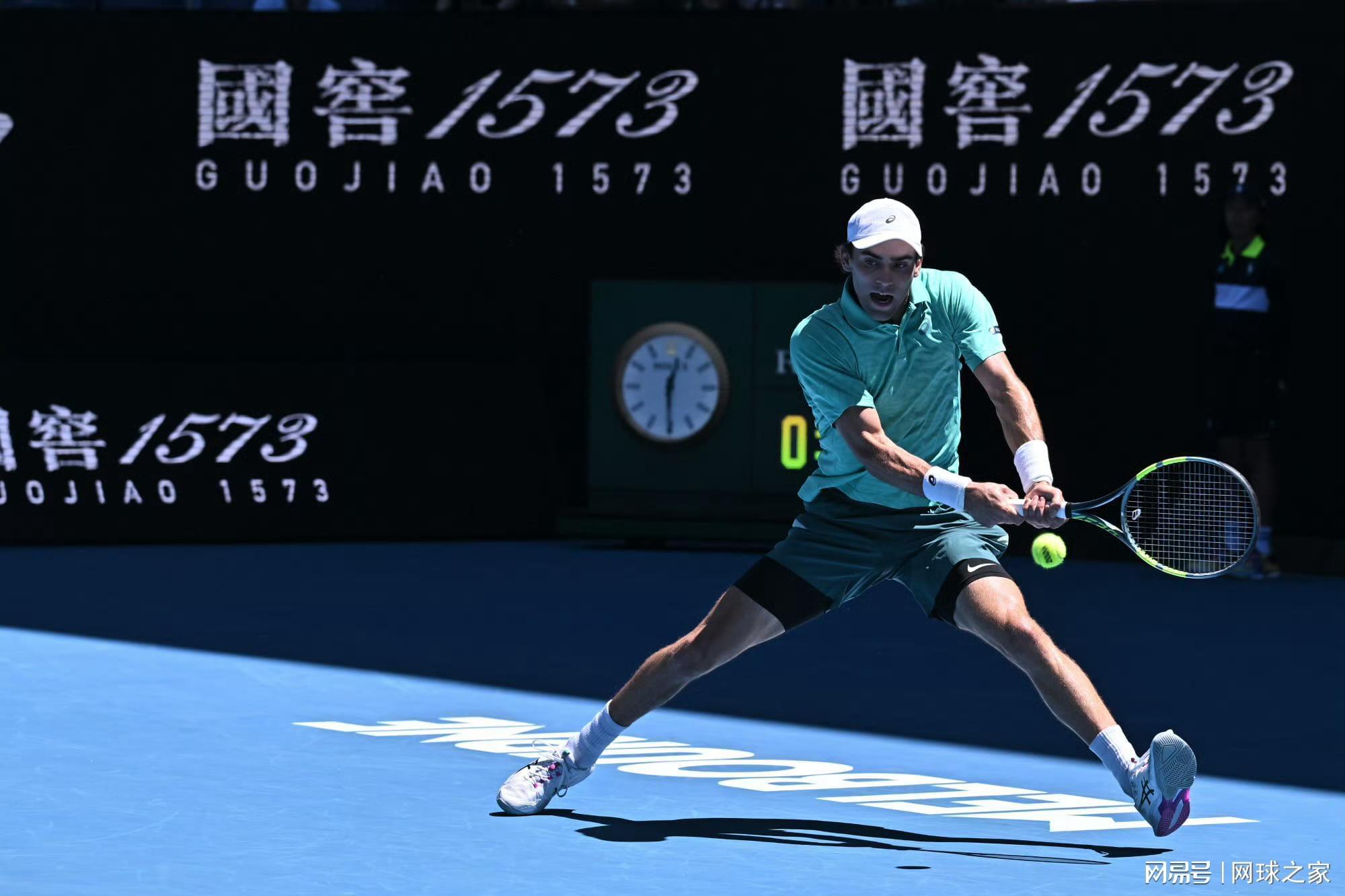 乐鱼体育登陆-罗德拉沃尔球场关闭顶棚引争议，是公平还是干预